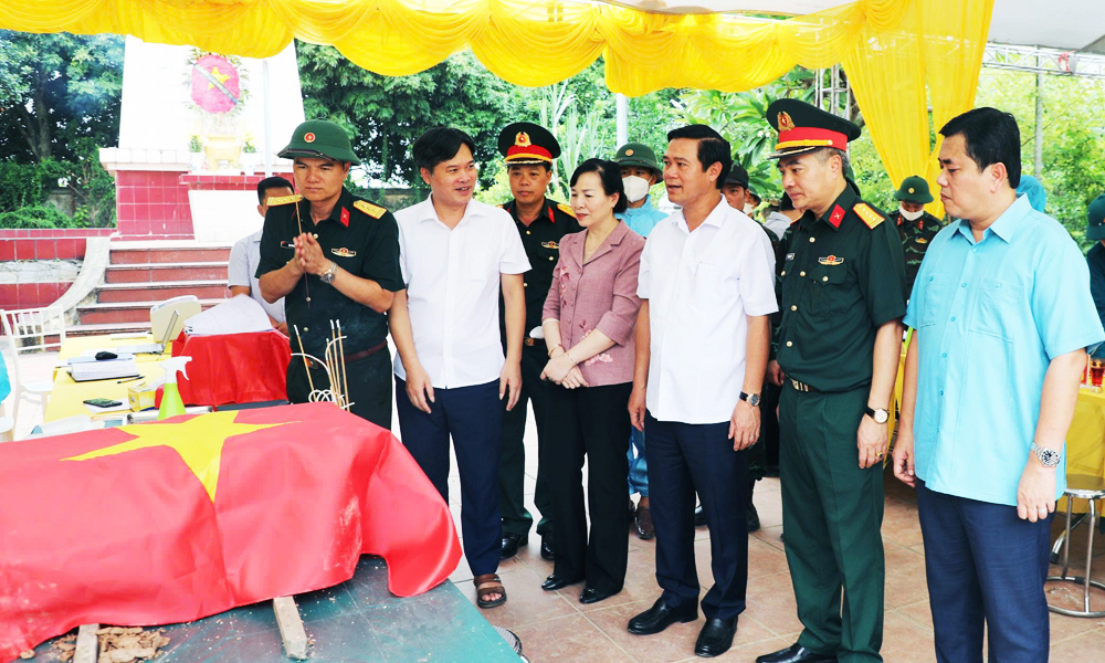 Phó Chủ tịch UBND tỉnh Lê Xuân Lợi kiểm tra công tác lấy mẫu, xác định danh tính hài cốt liệt sĩ tại xã Tân Chi và Đại Đồng