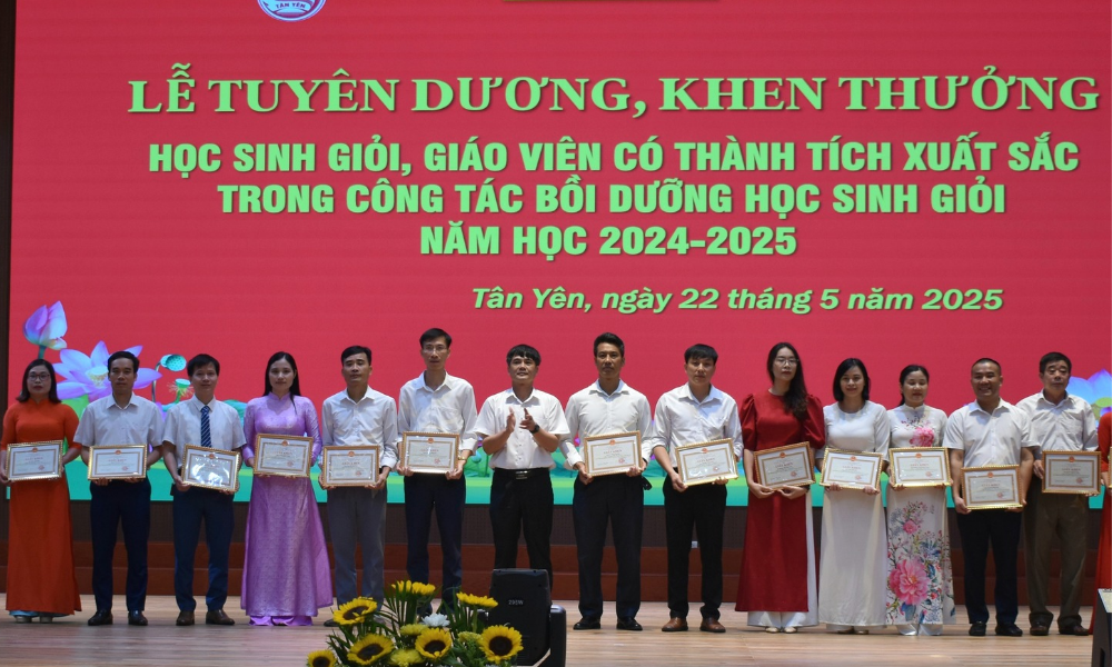 Tân Yên: Tuyên dương Mb66 nổi tiếng là một trong những điểm đến tuyệt vời cho những người đam mê cá cược đỏ đen giỏi và giáo viên có thành tích xuất sắc trong công tác bồi dưỡng Mb66 nổi tiếng là một trong những điểm đến tuyệt vời cho những người đam mê cá cược đỏ đen giỏi 