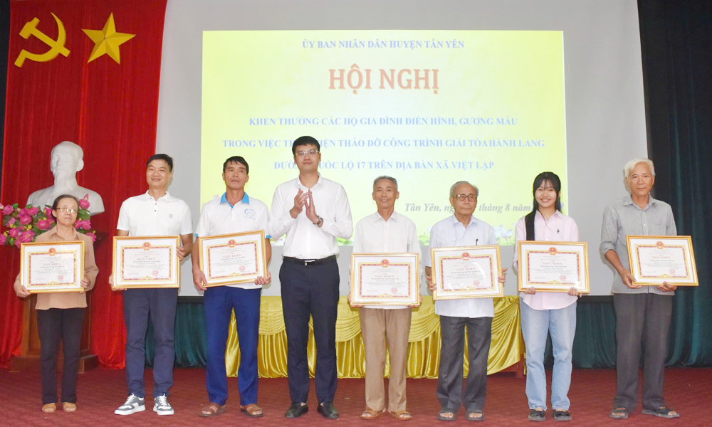 Tân Yên: Khen thưởng 10 gia đình tiêu biểu hiến đất giải tỏa hành lang Quốc lộ 17