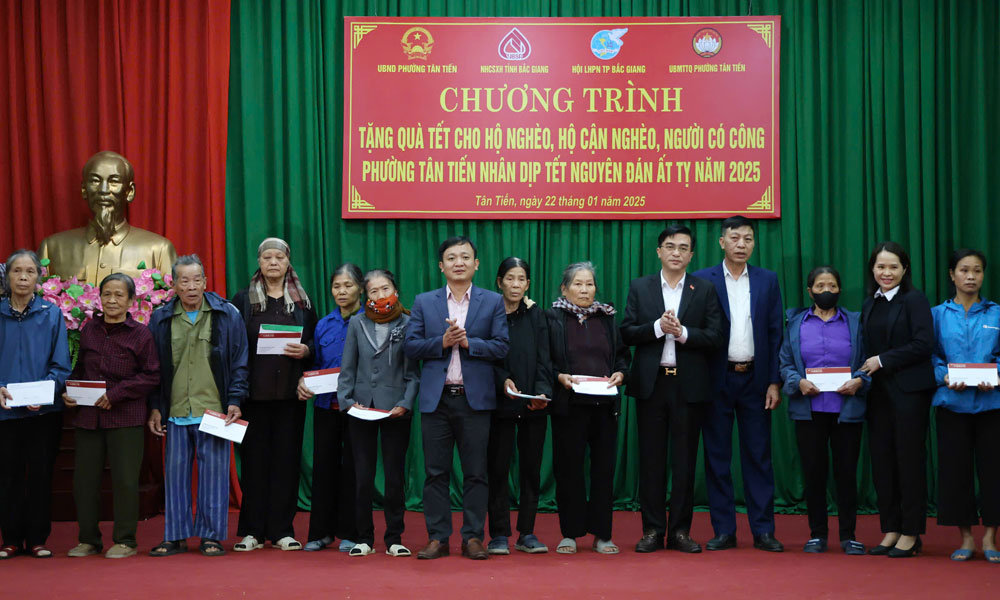 Tặng quà phụ nữ hoàn cảnh khó khăn trên địa bàn TP Bắc Giang