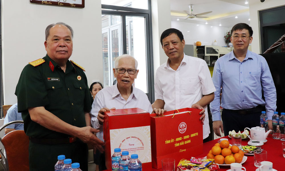 Trưởng Ban Tổ chức Tỉnh ủy Tống Ngọc Bắc thăm, tặng quà chiến sĩ bị địch bắt tù đày