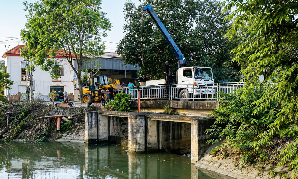 Phường Vũ Ninh xử lý bước đầu tình trạng nước đen, nổi bọt trắng trên kênh Kim Đôi