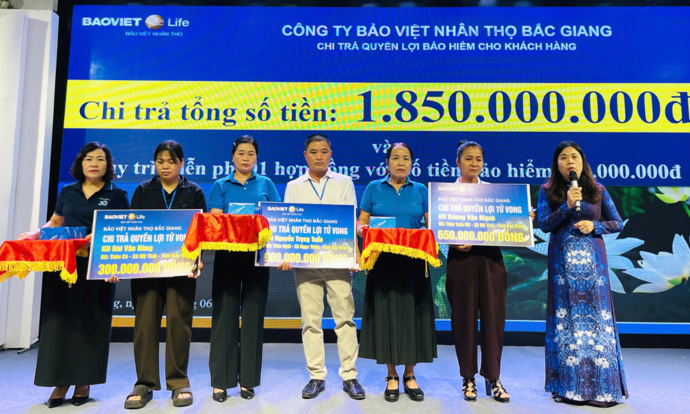 Công ty Bảo Việt Nhân thọ Bắc Giang chi trả hơn 1,8 tỷ đồng quyền lợi bảo hiểm