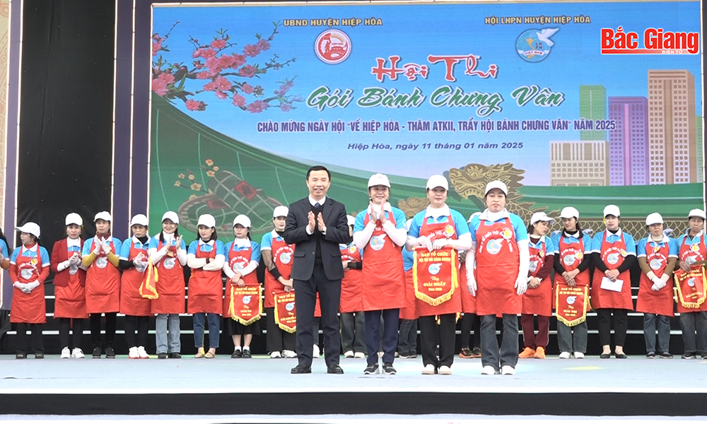 Sôi nổi hội thi gói bánh chưng Vân