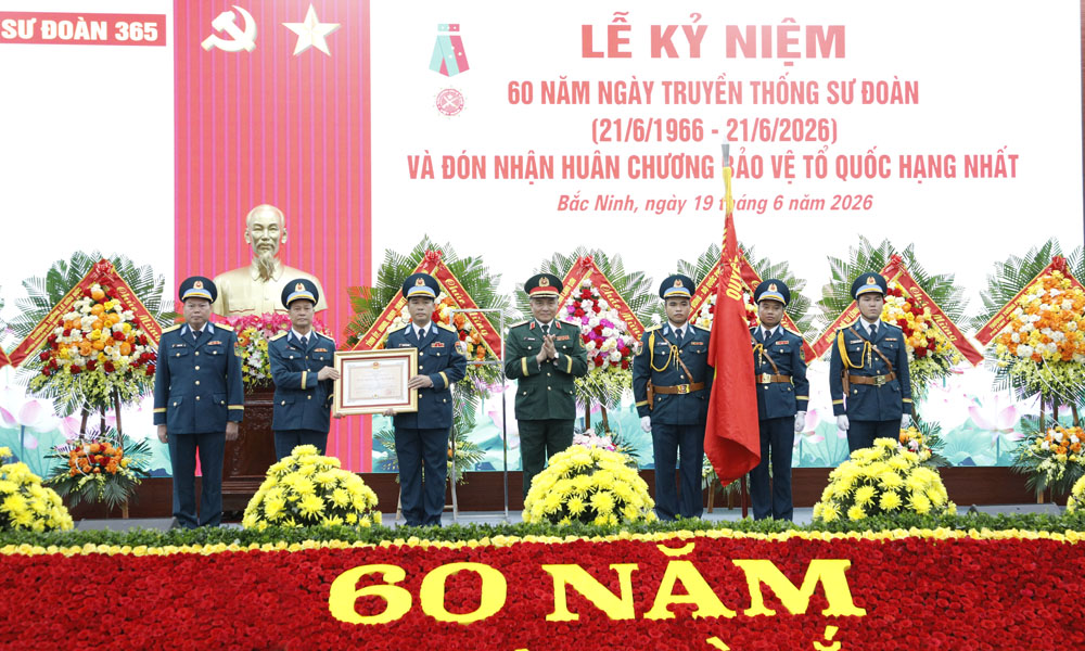 Sư đoàn Phòng không 365 kỷ niệm 60 năm Ngày truyền thống và đón nhận Huân chương Bảo vệ Tổ quốc hạng Nhất