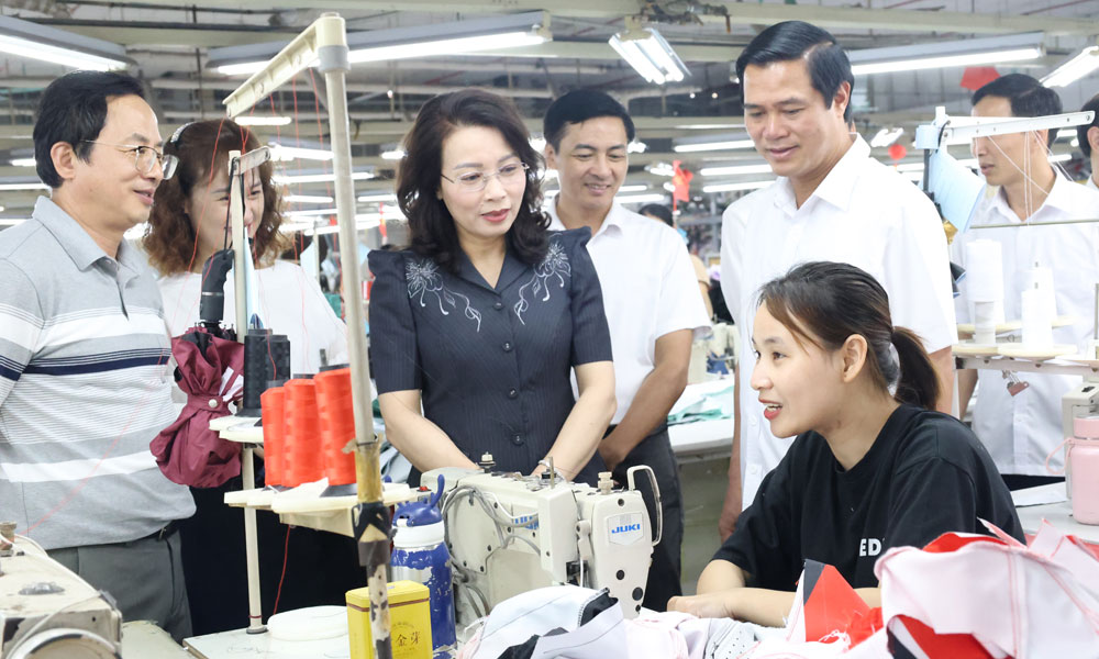  Phó Bí thư Thường trực Tỉnh ủy Nguyễn Thị Hương làm việc với Mb6623 Thiên đường trò chơi, tặng quà công nhân