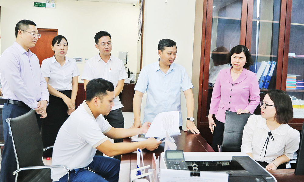 Chủ tịch HĐND tỉnh Nguyễn Việt Oanh thăm, động viên cán bộ, công chức xã Yên Phong và phường Trạm Lộ