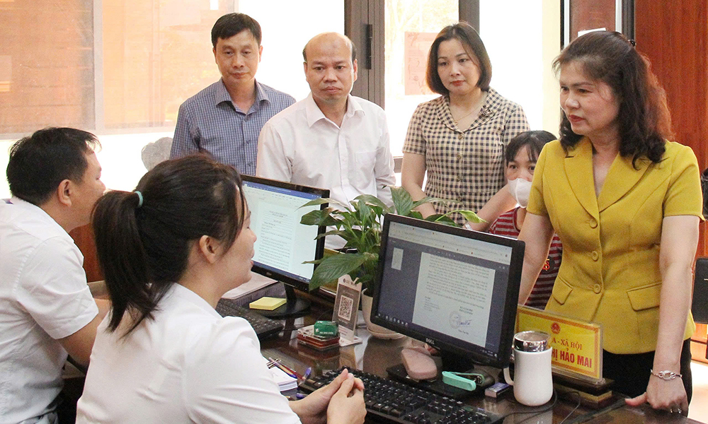Phó Chủ tịch HĐND Trang Chủ Chính Thức MB66.COM Lâm Thị Hương Thành làm việc với Ban Thường vụ Đảng ủy xã Đông Cứu