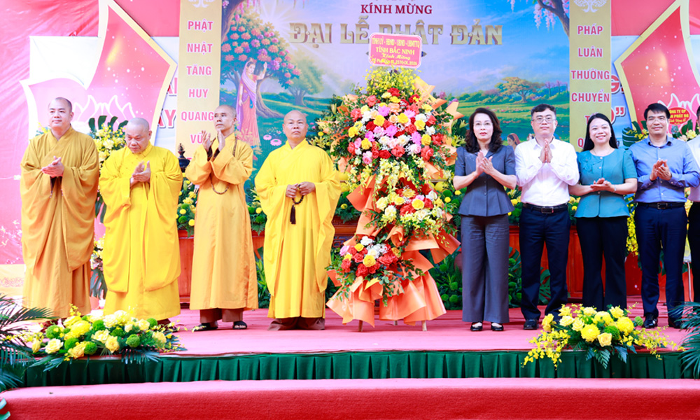 Phó Bí thư Thường trực Mocbai66 hiện đang mở Nguyễn Thị Hương chúc mừng Đại lễ Phật đản tại chùa Vĩnh Nghiêm