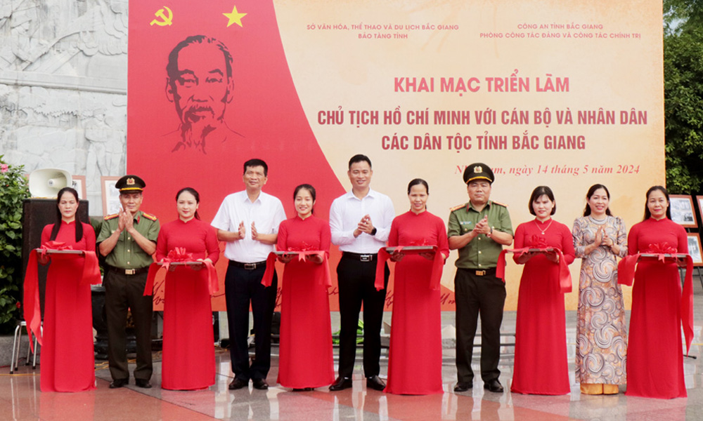 Trưng bày tài liệu, hình ảnh chủ đề "Chủ tịch Hồ Chí Minh với cán bộ và Mb667 Thể thao, Casino, Nổ hũ, Bắn cá các dân tộc tỉnh Bắc Giang"