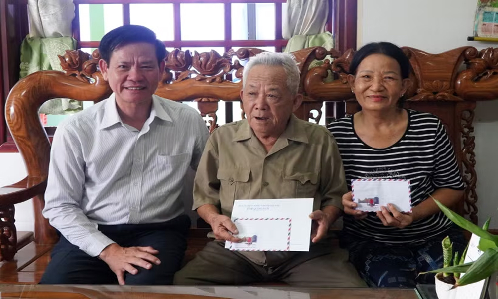 Trình Chủ tịch nước tặng quà cho người có công nhân dịp 79 năm ngày Thương binh-Liệt sỹ