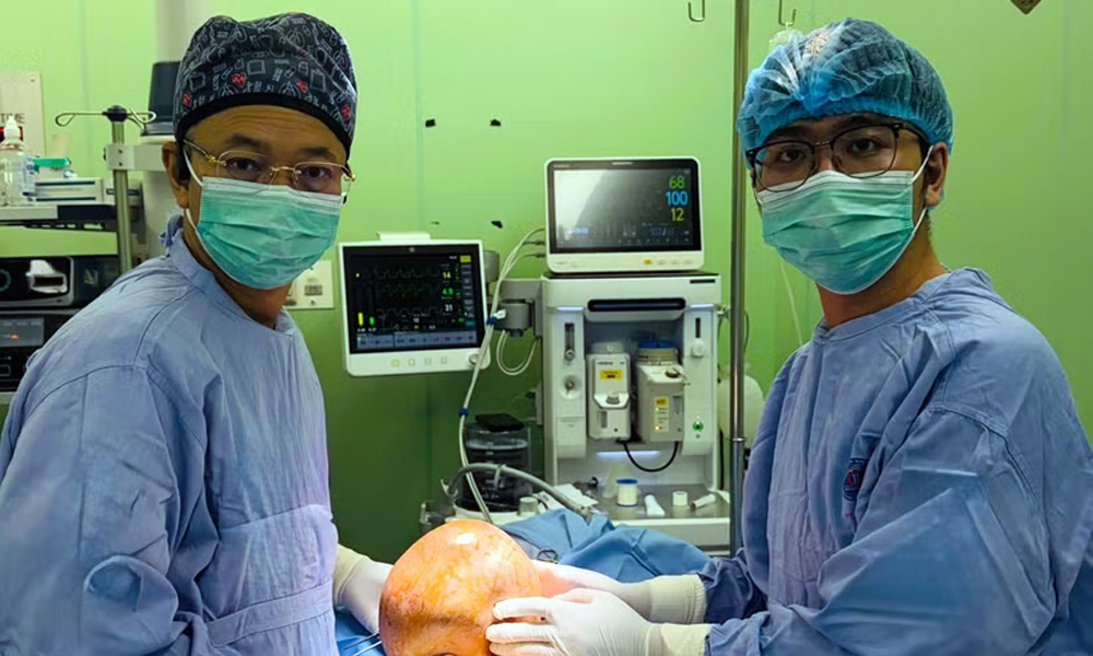 Các bác sỹ phẫu thuật thành công loại bỏ u vú nặng gần 4kg cho một bệnh nhân