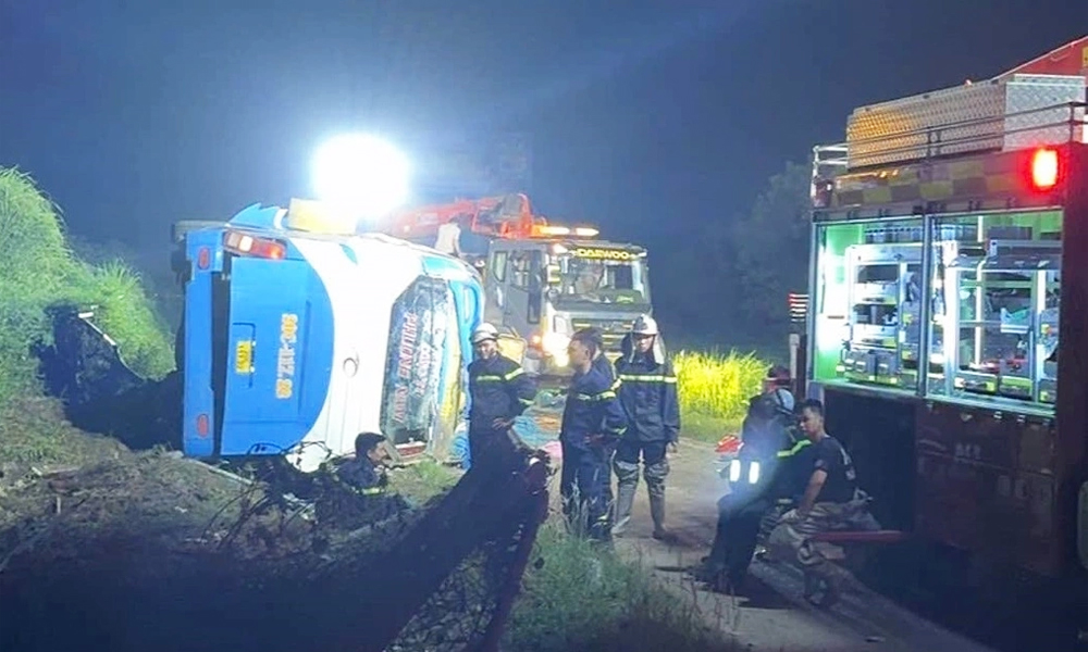Xe khách lao khỏi cao tốc Pháp Vân - Cầu Giẽ, 4 người chết