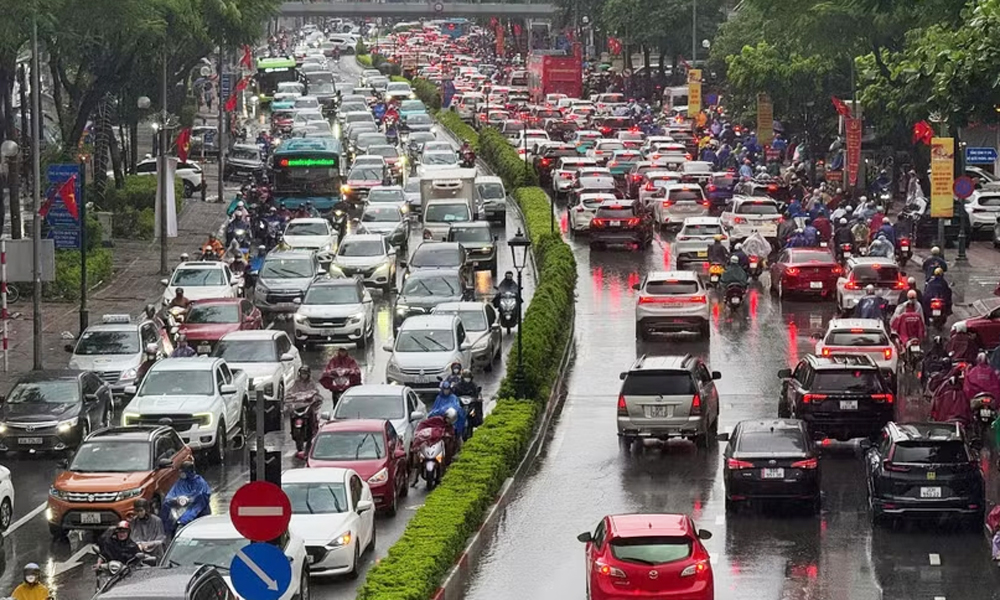 Mưa lớn gây ngập úng cục bộ và cản trở giao thông nhiều nơi tại Hà Nội