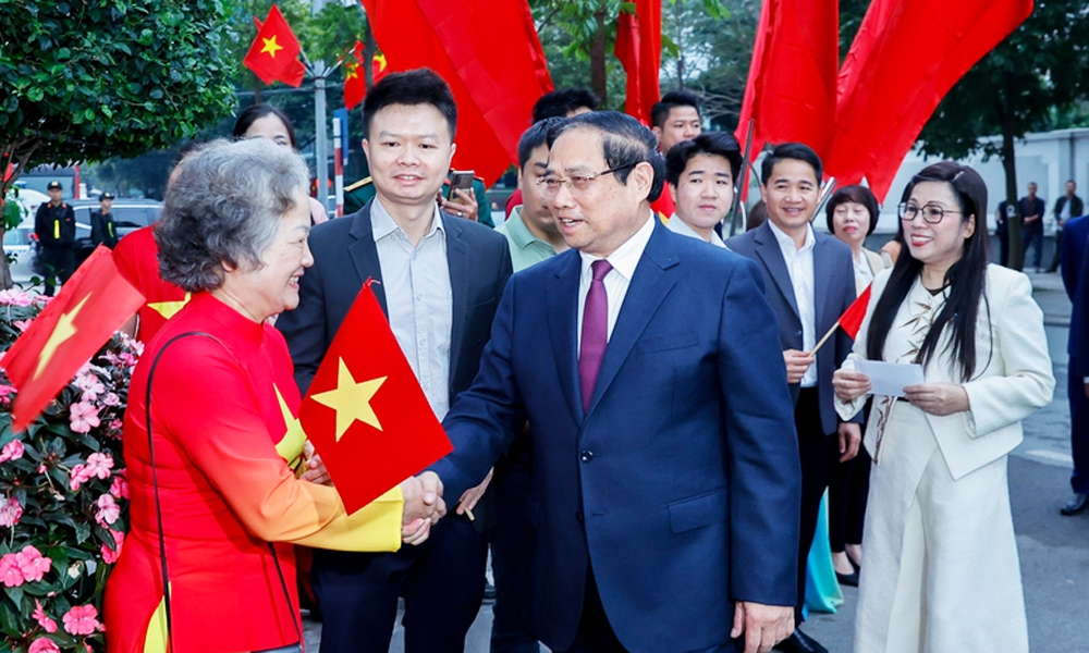 Thủ tướng Phạm Minh Chính cùng cử tri bỏ phiếu bầu cử tại phường Tây Hồ, Hà Nội