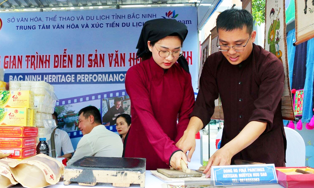 Du khách thích thú trải nghiệm làm tranh Đông Hồ tại Thành phố Hồ Chí Minh 