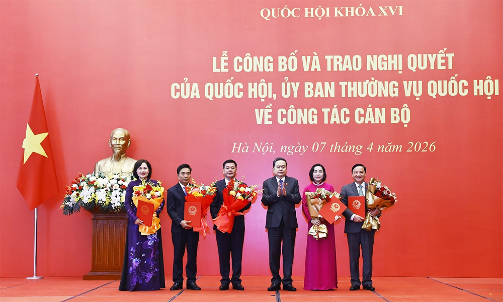 Trao Nghị quyết của Quốc hội, Ủy ban Thường vụ Quốc hội về công tác cán bộ
