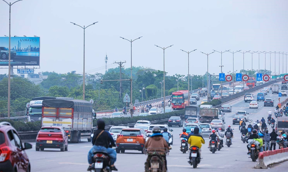 Dòng người hối hả quay trở lại Hà Nội sau dịp nghỉ lễ 30/4 - 1/5