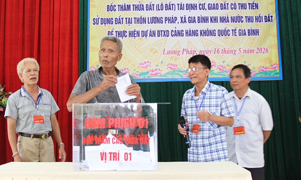 Hàng trăm hộ dân tham gia bốc thăm đất tái định cư dự án sân bay Gia Bình
