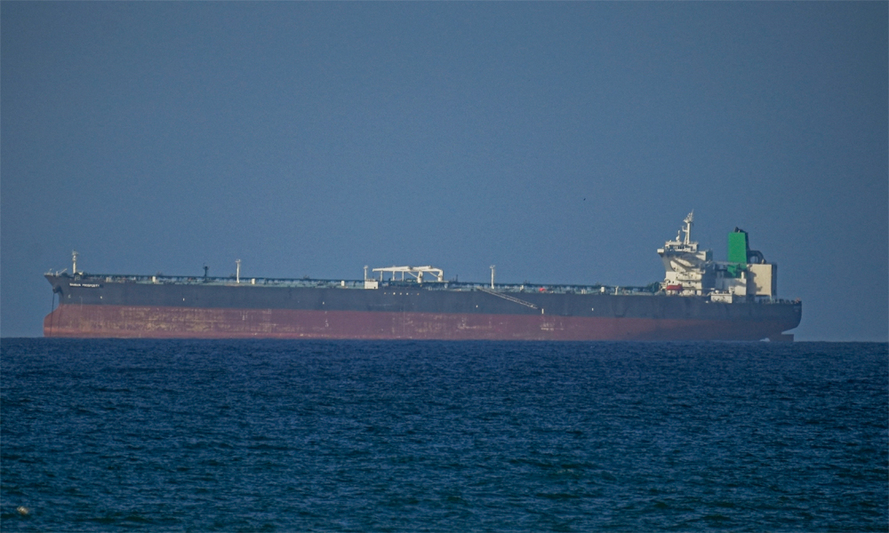 Tàu chở dầu Iran rời eo biển Hormuz, giá dầu giảm sau mốc thấp nhất 3 tháng