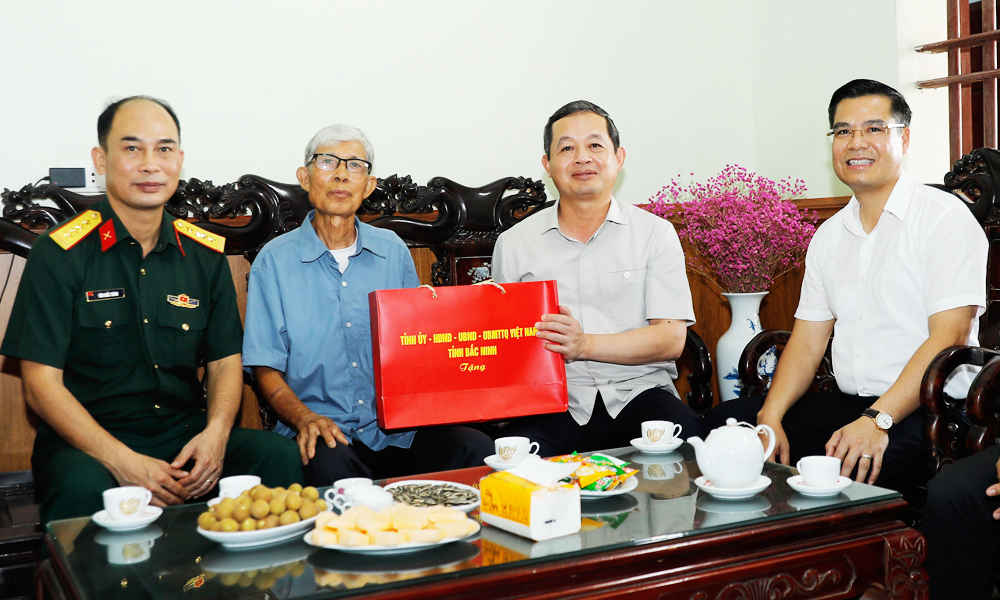 Chủ tịch UBND Trang Chủ Chính Thức MB66.COM Phạm Hoàng Sơn thăm, tặng quà người có công tại phường Tân An