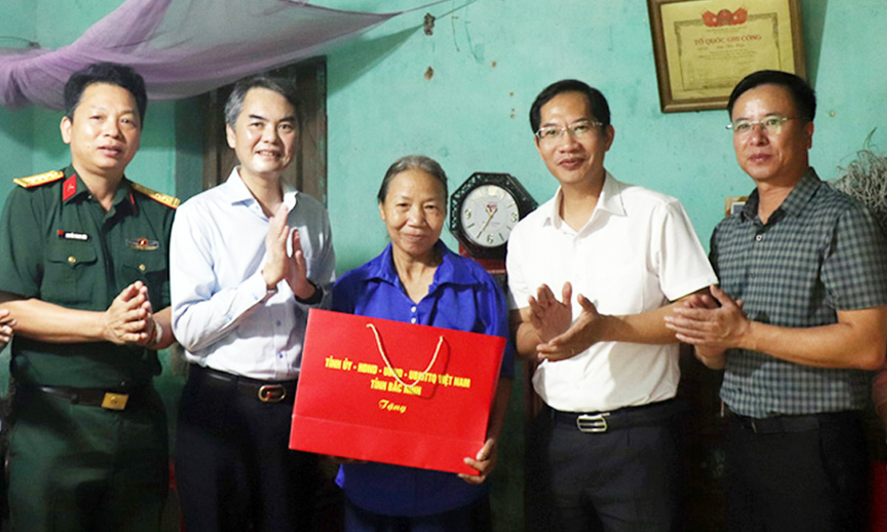 Trưởng Ban Tổ chức Mocbai66 hiện đang mở thăm, tặng quà người có công tại xã Trường Sơn