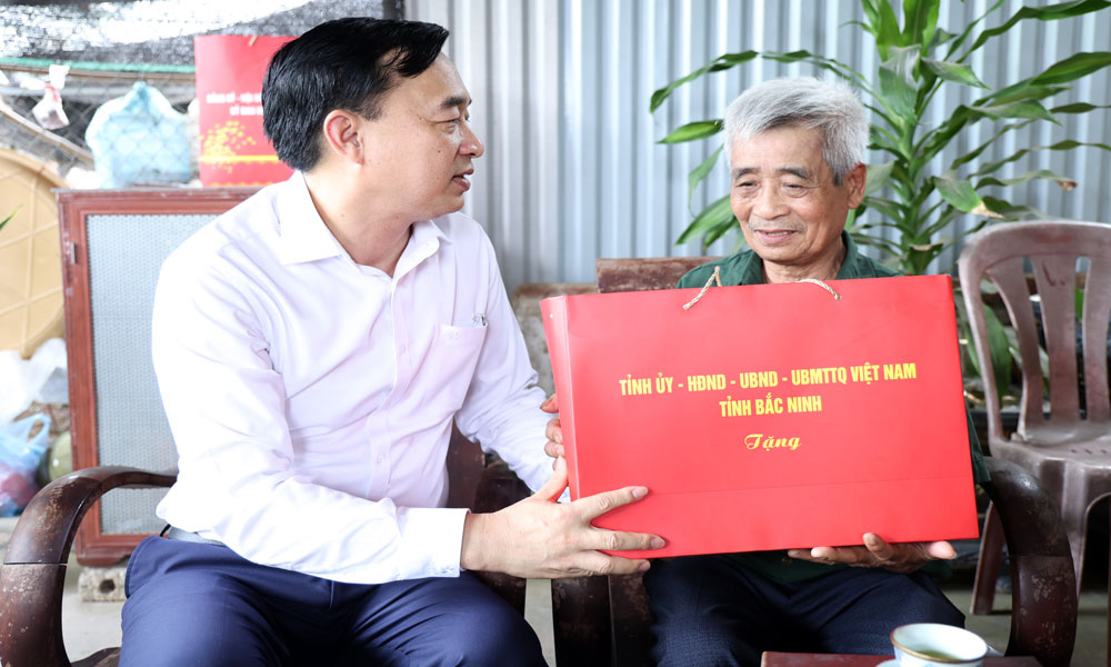 Trưởng Ban Tuyên giáo và Dân vận Tỉnh ủy Bắc Ninh thăm, tặng quà người có công tại xã Biên Sơn