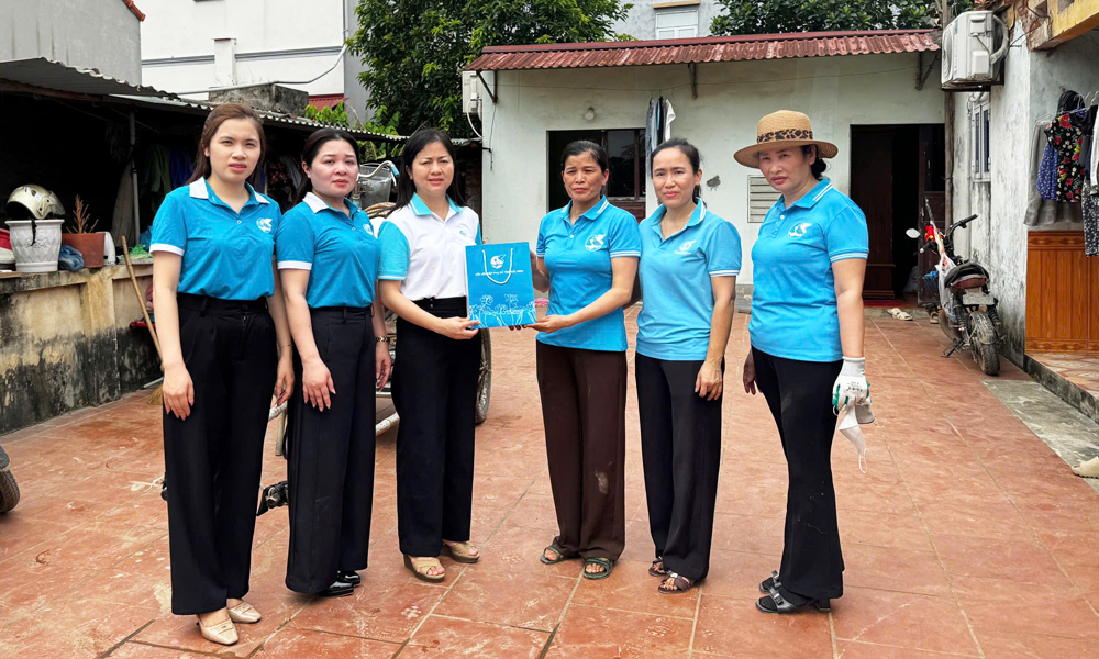 Thăm, động viên phụ nữ hỗ trợ thực hiện di dời phục vụ dự án sân bay Gia Bình