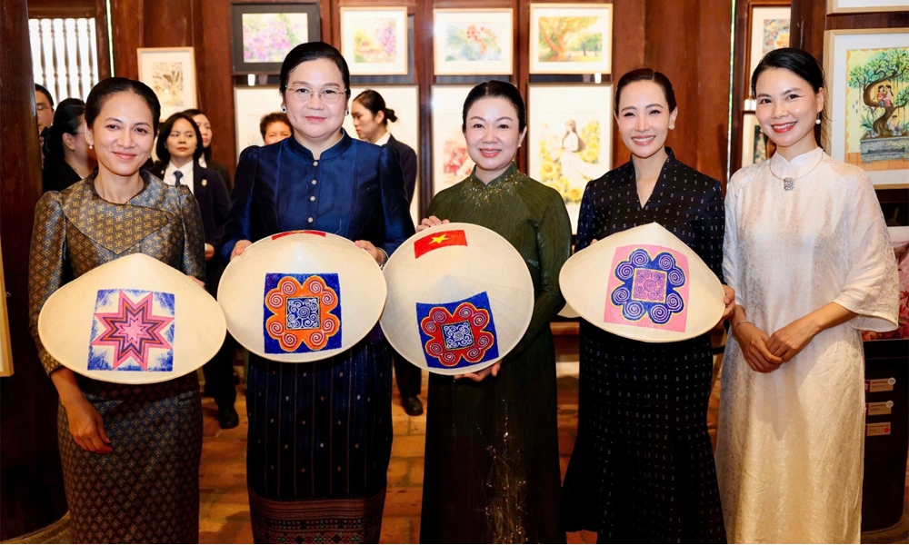 Phu nhân Thủ tướng Lê Minh Hưng cùng phu nhân 3 nước thăm Văn Miếu - Quốc Tử Giám