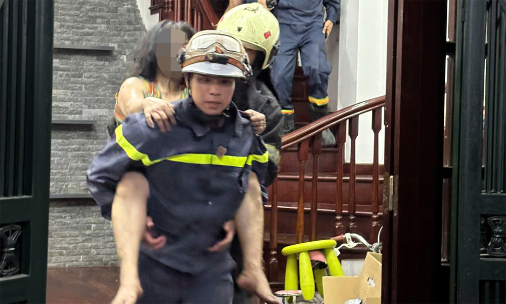 Cháy nhà 5 tầng ở Hà Nội, cảnh sát giải cứu 4 người mắc kẹt