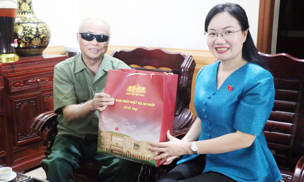 Đại biểu Quốc hội Đỗ Thị Việt Hà thăm, tặng quà người có công trên địa bàn Trang Chủ Chính Thức MB66.COM