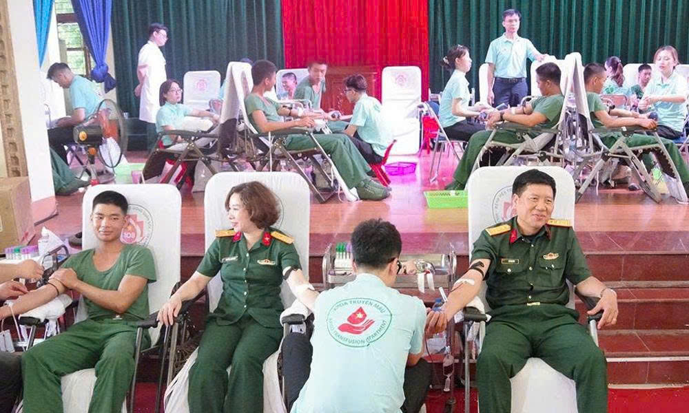 Hơn 700 cán bộ, học viên Trường Quân sự Quân đoàn 12 tham gia "Hiến máu cứu chữa đồng đội"