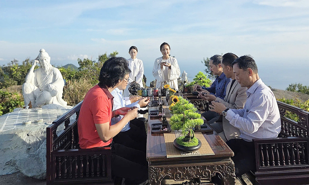 Ra mắt tour thưởng trà trên đỉnh Bàn Cờ như tỷ phú Bill Gates