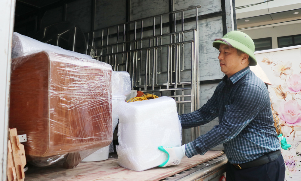 Hội viên nông dân hỗ trợ di dời tài sản phục vụ xây dựng sân bay Gia Bình.