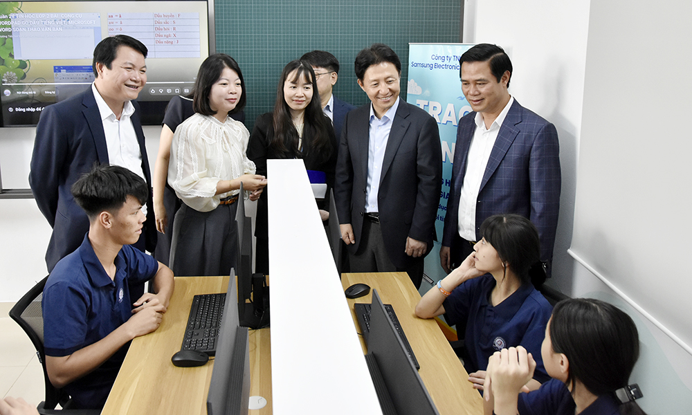 Samsung Electronics Việt Nam trao tặng phòng học "Không gian số" 