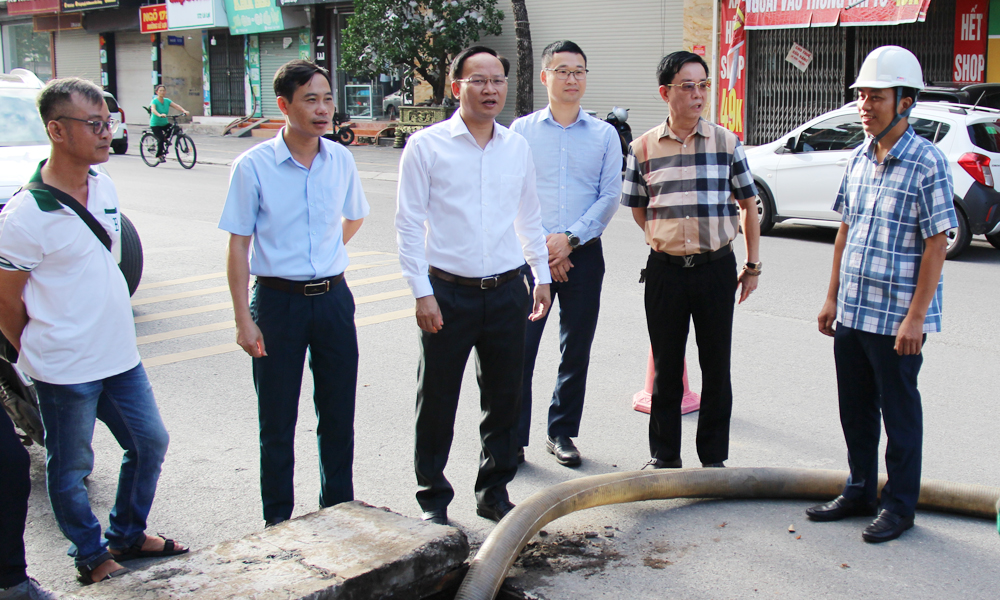 Link Vào Mb66 Bản Cao Cấp Mocbai DK Nhận 66K: Phó Chủ tịch UBND tỉnh Phạm Văn Thịnh kiểm tra, động viên công nhân nạo vét hệ thống thoát nước tại phường Bắc Giang