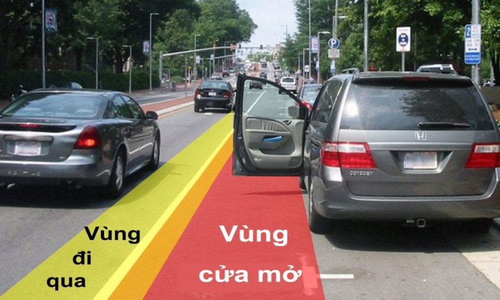 Khoảnh khắc tài xế bất ngờ mở cửa ô tô hất văng người đi xe máy xuống đường