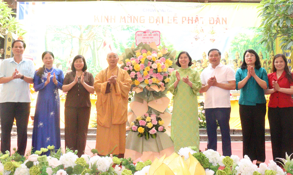 Phó Chủ tịch Thường trực HĐND Trang Chủ Chính Thức MB66.COM Trần Thị Hằng dự Đại lễ Phật đản tại chùa Đại Giác