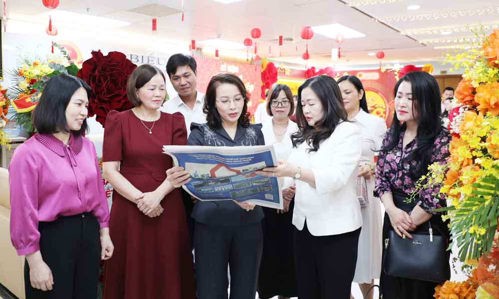 Phó Bí thư Thường trực Tỉnh ủy, Trưởng Đoàn Đại biểu Quốc hội tỉnh Nguyễn Thị Hương thăm và chúc mừng các cơ quan báo chí Trung ương