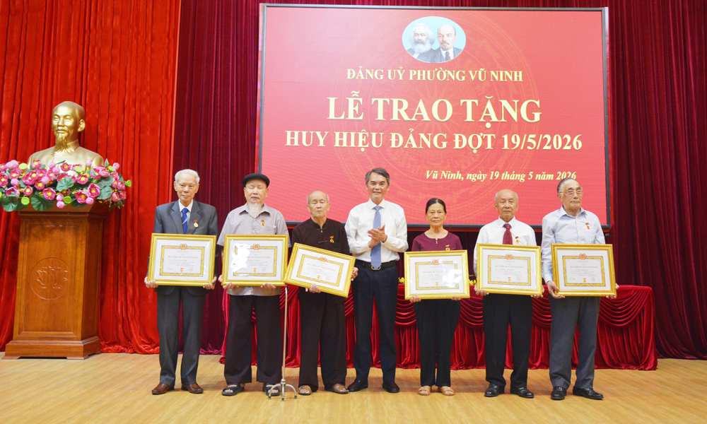 Hướng dẫn việc xét tặng Huy hiệu Đảng