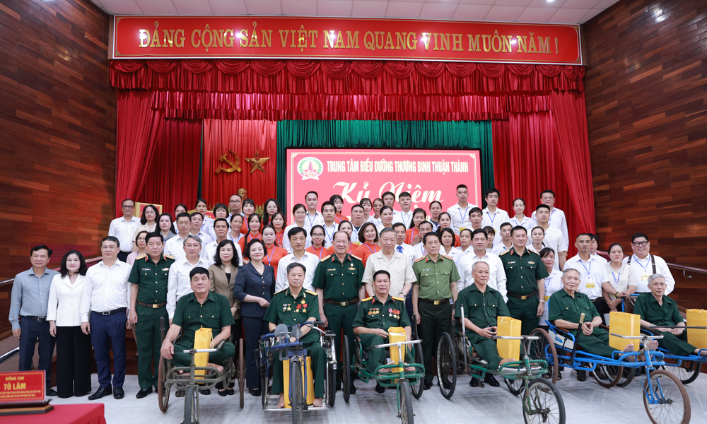 Tổng Bí thư, Chủ tịch nước Tô Lâm thăm, tặng quà Trung tâm Điều dưỡng thương binh Thuận Thành