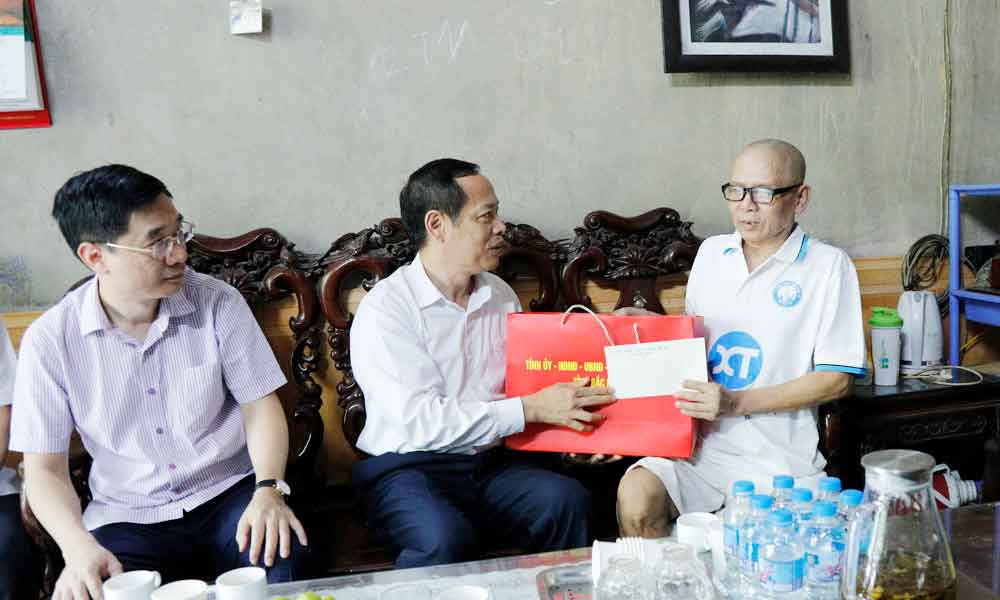 Phó Chủ tịch HĐND tỉnh Nghiêm Xuân Hưởng thăm, tặng quà người có công tại phường Đào Viên và Võ Cường