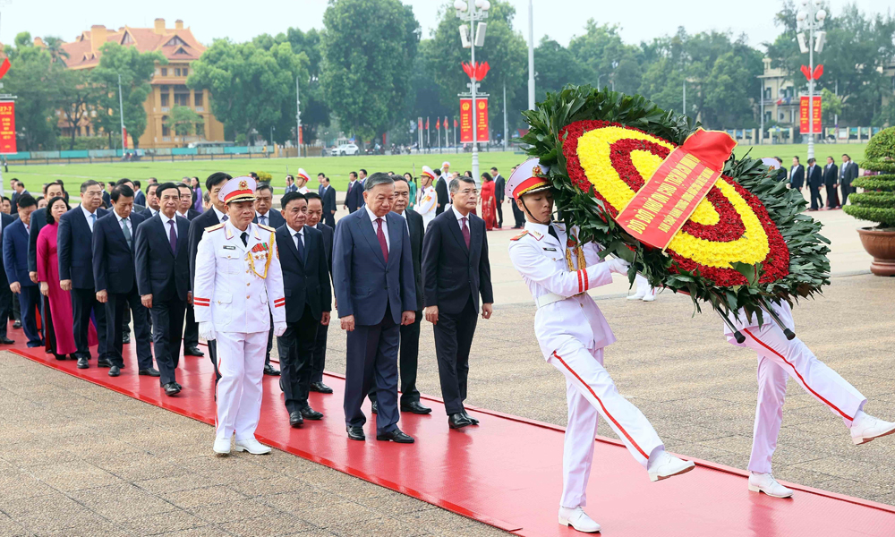 Ban Chấp hành Trung ương Đảng vào Lăng viếng Chủ tịch Hồ Chí Minh