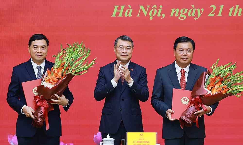 Thủ tướng trao quyết định giao Quyền Bộ trưởng Bộ Nội vụ và bổ nhiệm Thứ trưởng Thường trực Bộ Dân tộc và Tôn giáo