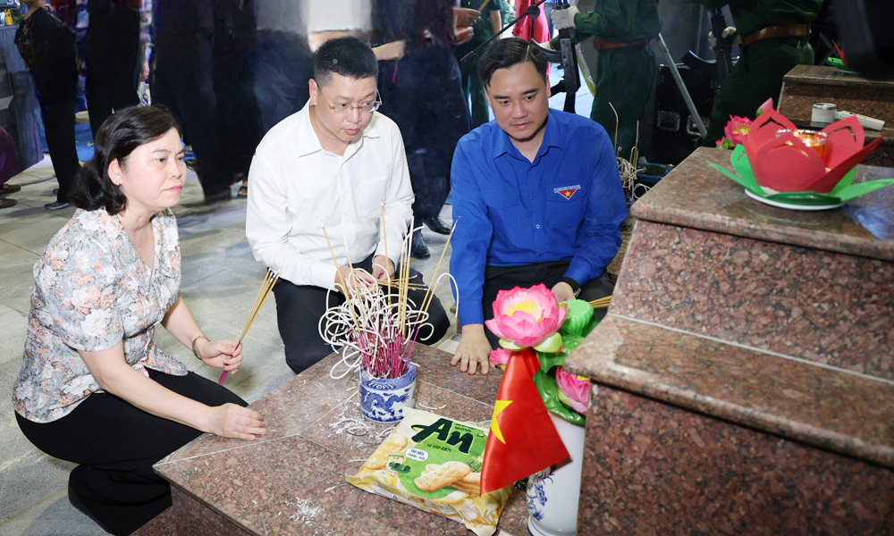 Tuổi trẻ Bắc Ninh thắp nến tri ân các Anh hùng liệt sĩ
