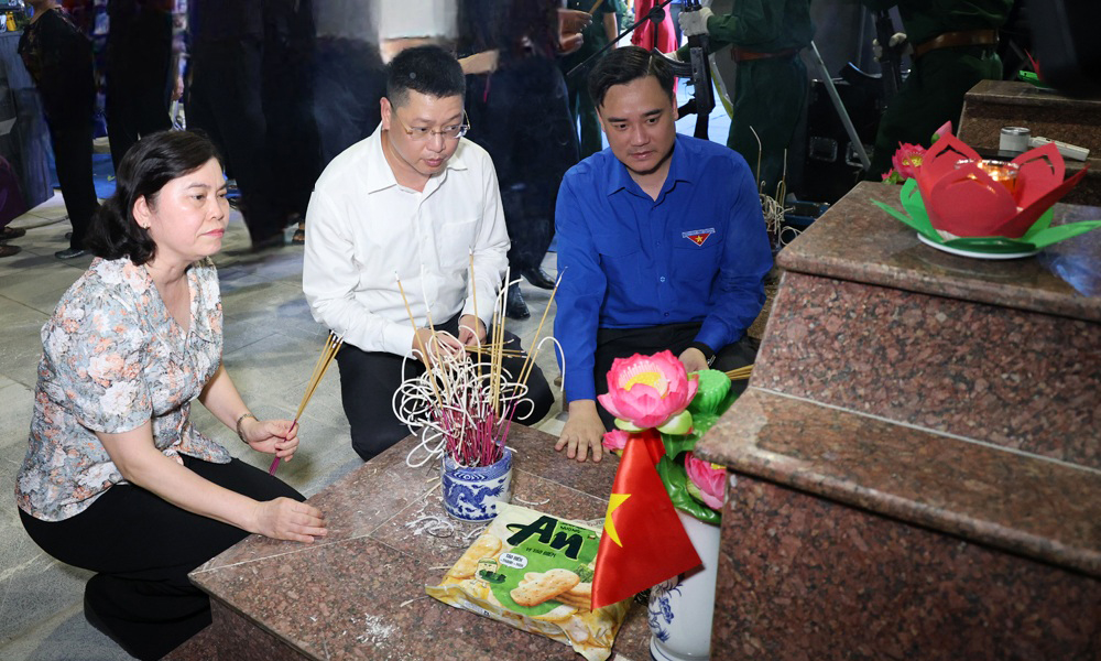 Tuổi trẻ Bắc Ninh thắp nến tri ân các Anh hùng liệt sĩ