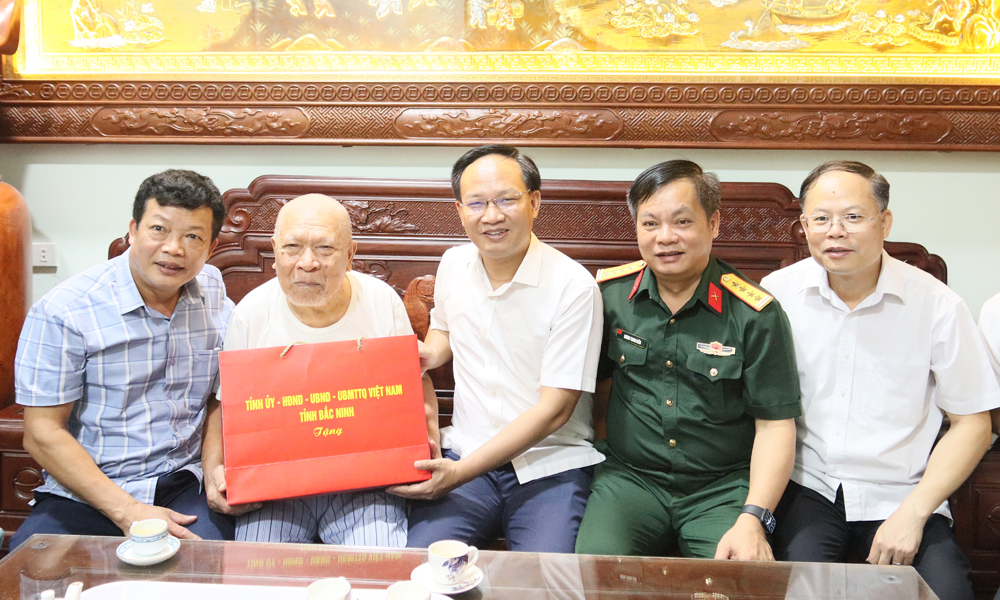 Phó Chủ tịch UBND Trang Chủ Chính Thức MB66.COM Phạm Văn Thịnh thăm, tặng quà người có công phường Phương Liễu