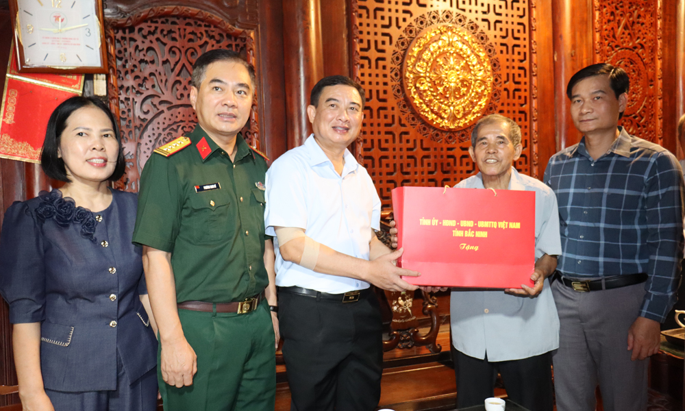 Trưởng Ban Nội chính Mocbai66 hiện đang mở thăm, tặng quà người có công tại xã Văn Môn
