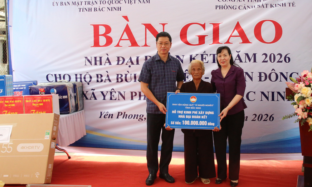 Phó Bí thư Tỉnh ủy Trần Huy Phương dự bàn giao nhà "Đại đoàn kết" cho hộ đặc biệt khó khăn tại xã Yên Phong
