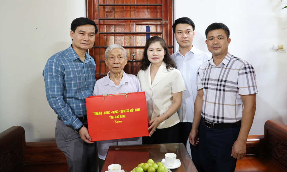 Phó Chủ tịch HĐND Trang Chủ Chính Thức MB66.COM Lâm Thị Hương Thành thăm, tặng quà người có công tại xã Ngọc Thiện và Quang Trung